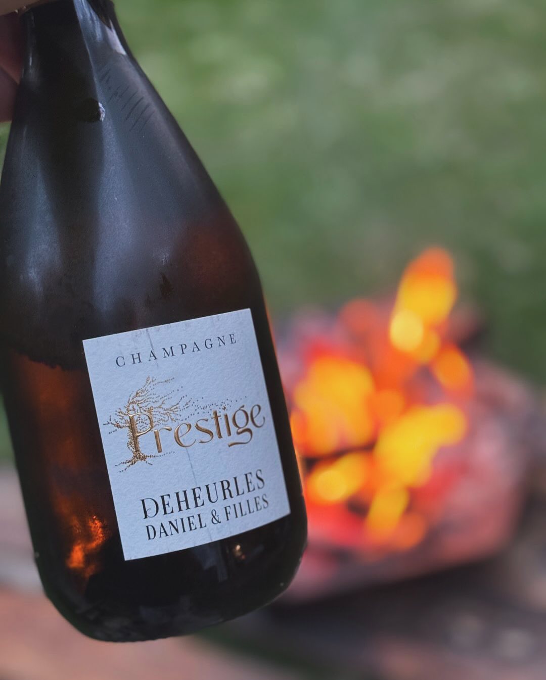 Heute haben wir den @champagnedanieldeheurles – Prestige Brut – geöffnet. ​ ​Ein stiller Begleiter für den Moment, wenn die Glut leuchtet und die Gespräche (und die Kinder 😂) l… (5)