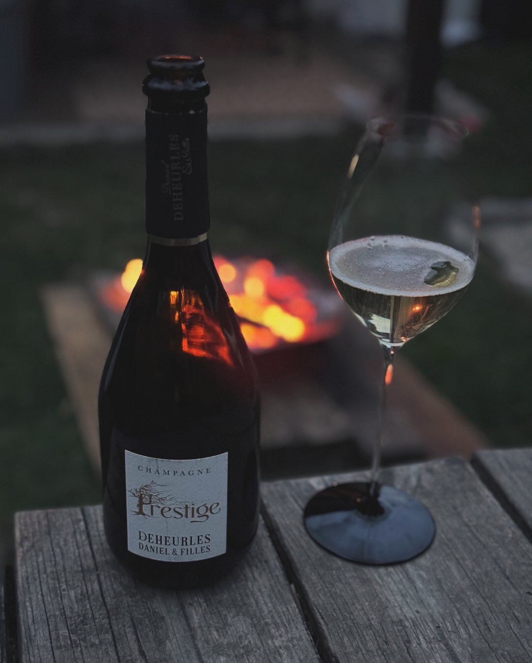 Heute haben wir den @champagnedanieldeheurles – Prestige Brut – geöffnet. ​ ​Ein stiller Begleiter für den Moment, wenn die Glut leuchtet und die Gespräche (und die Kinder 😂) l… (6)