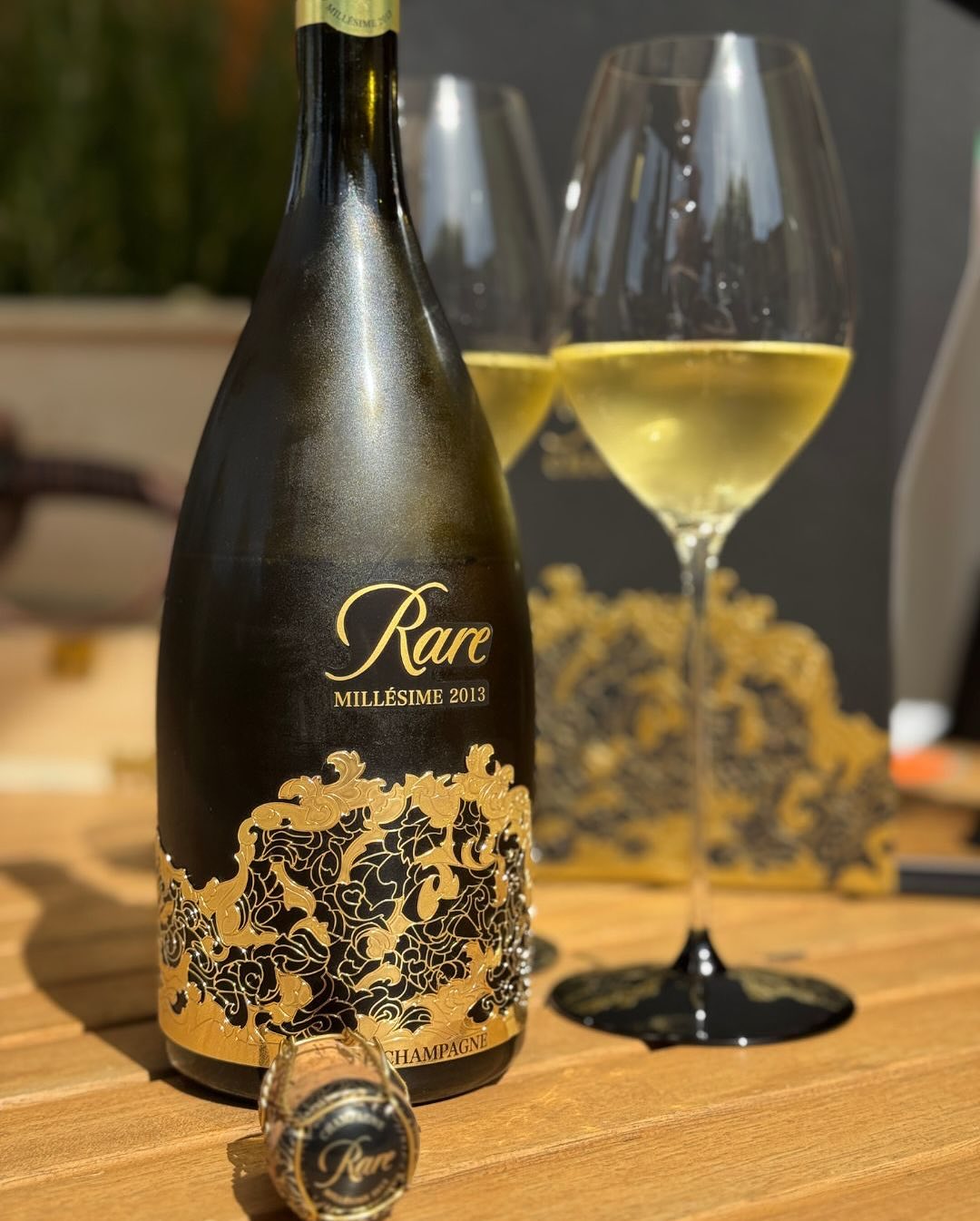 Heute habe ich den @rarechampagne_official Millésime 2013 zu meinem Geburtstag geöffnet – und damit nicht nur eine Flasche, sondern eine ganze Geschichte. 🔸 Rebsorten: 70 % Cha… (5)