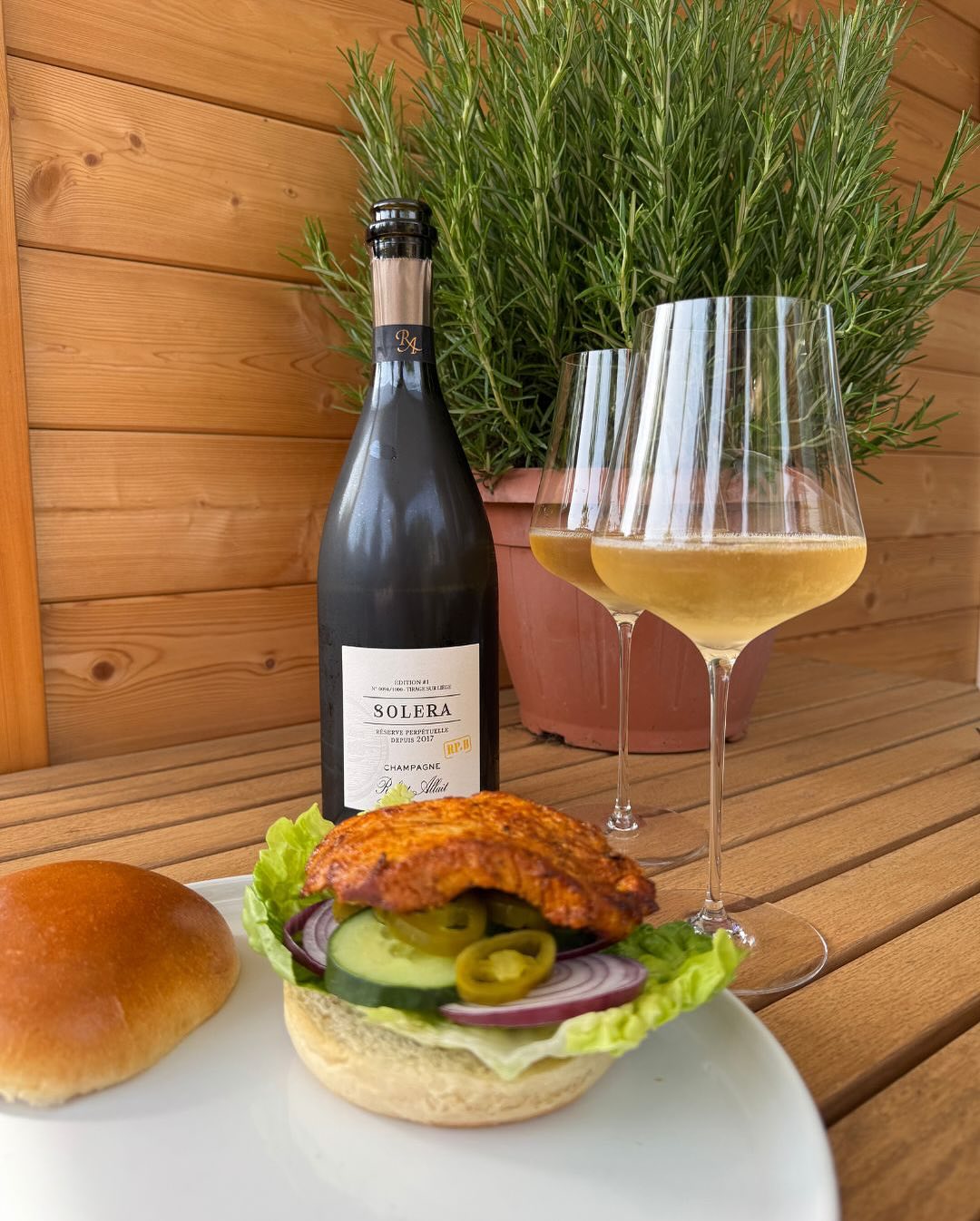 Der @champagnerobertallait – Solera RP-B war heute wieder einer dieser Kandidaten, die zeigen, wie viel Charakter in einem Glas stecken kann, wenn man nicht auf der Standardspur… (1)