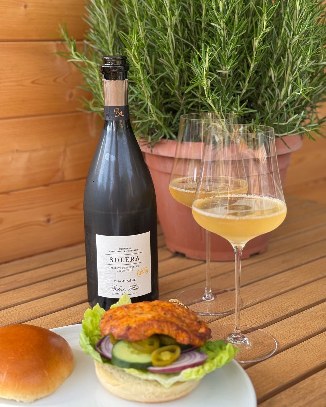 Der @champagnerobertallait – Solera RP-B war heute wieder einer dieser Kandidaten, die zeigen, wie viel Charakter in einem Glas stecken kann, wenn man nicht auf der Standardspur… (5)