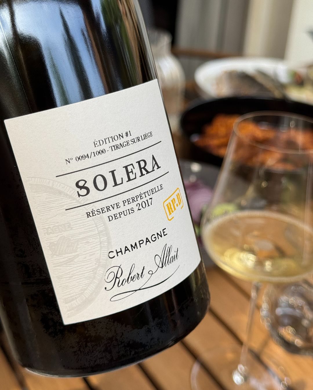 Der @champagnerobertallait – Solera RP-B war heute wieder einer dieser Kandidaten, die zeigen, wie viel Charakter in einem Glas stecken kann, wenn man nicht auf der Standardspur… (7)