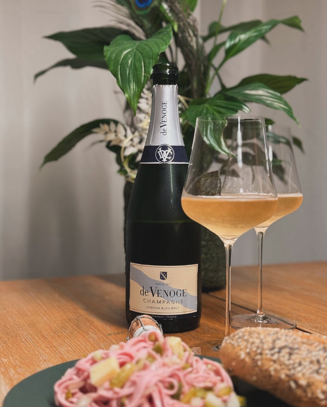 Wurstsalat & Champagner. Warum nicht? 🥒🥩🥂 Gestern Abend einfach mal ganz klassisch: fein geschnittener Wurstsalat mit Essig, Öl, roten Zwiebeln – und dazu der @champagnede… (1)