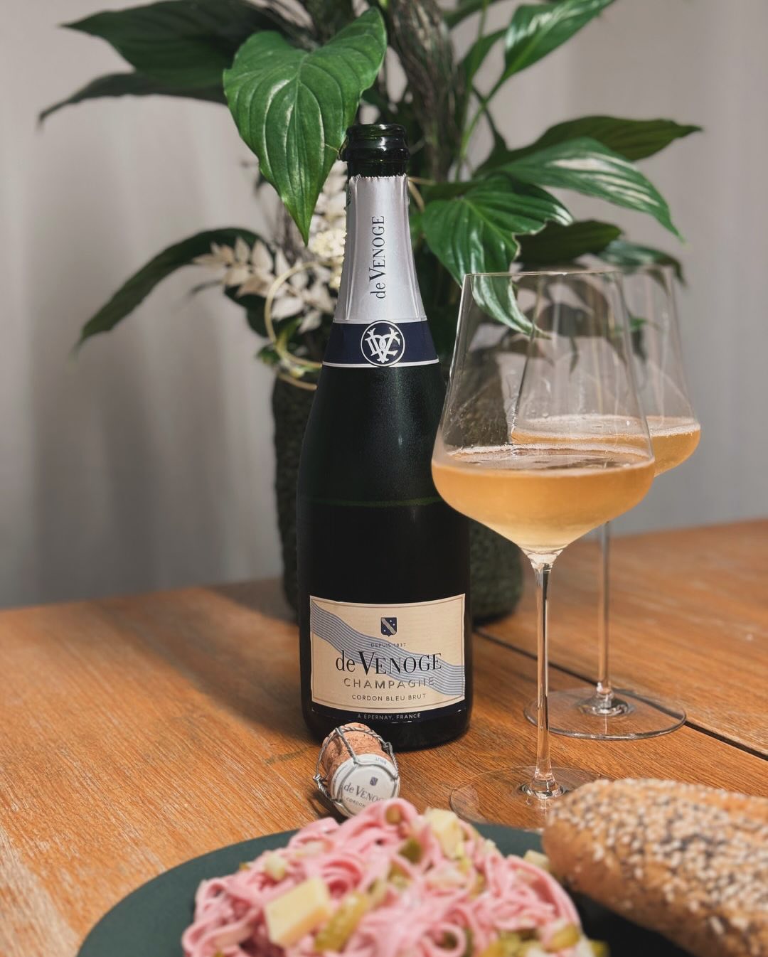 Wurstsalat & Champagner. Warum nicht? 🥒🥩🥂 Gestern Abend einfach mal ganz klassisch: fein geschnittener Wurstsalat mit Essig, Öl, roten Zwiebeln – und dazu der @champagnede… (5)