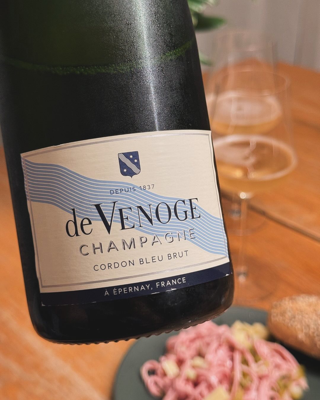 Wurstsalat & Champagner. Warum nicht? 🥒🥩🥂 Gestern Abend einfach mal ganz klassisch: fein geschnittener Wurstsalat mit Essig, Öl, roten Zwiebeln – und dazu der @champagnede… (7)