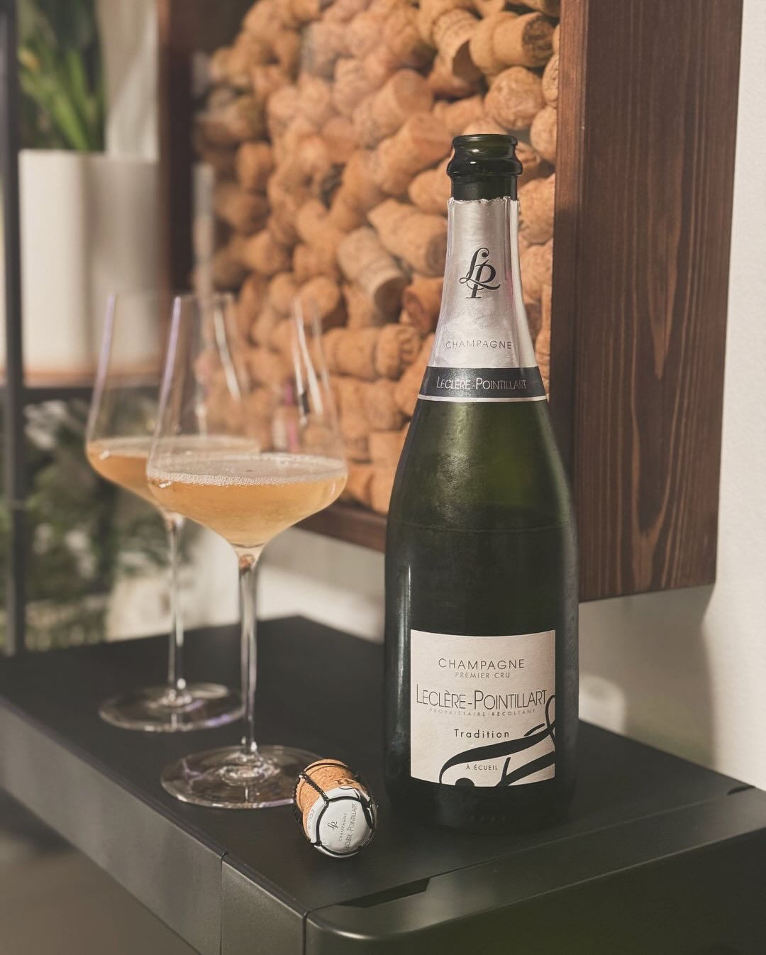 Manchmal will man einfach nur ein Glas, das funktioniert. Genau das liefert dieser 1er-Cru-Champagner aus dem Haus @champagne_leclere_pointillart : kraftvoll, solide, ehrlich un… (1)