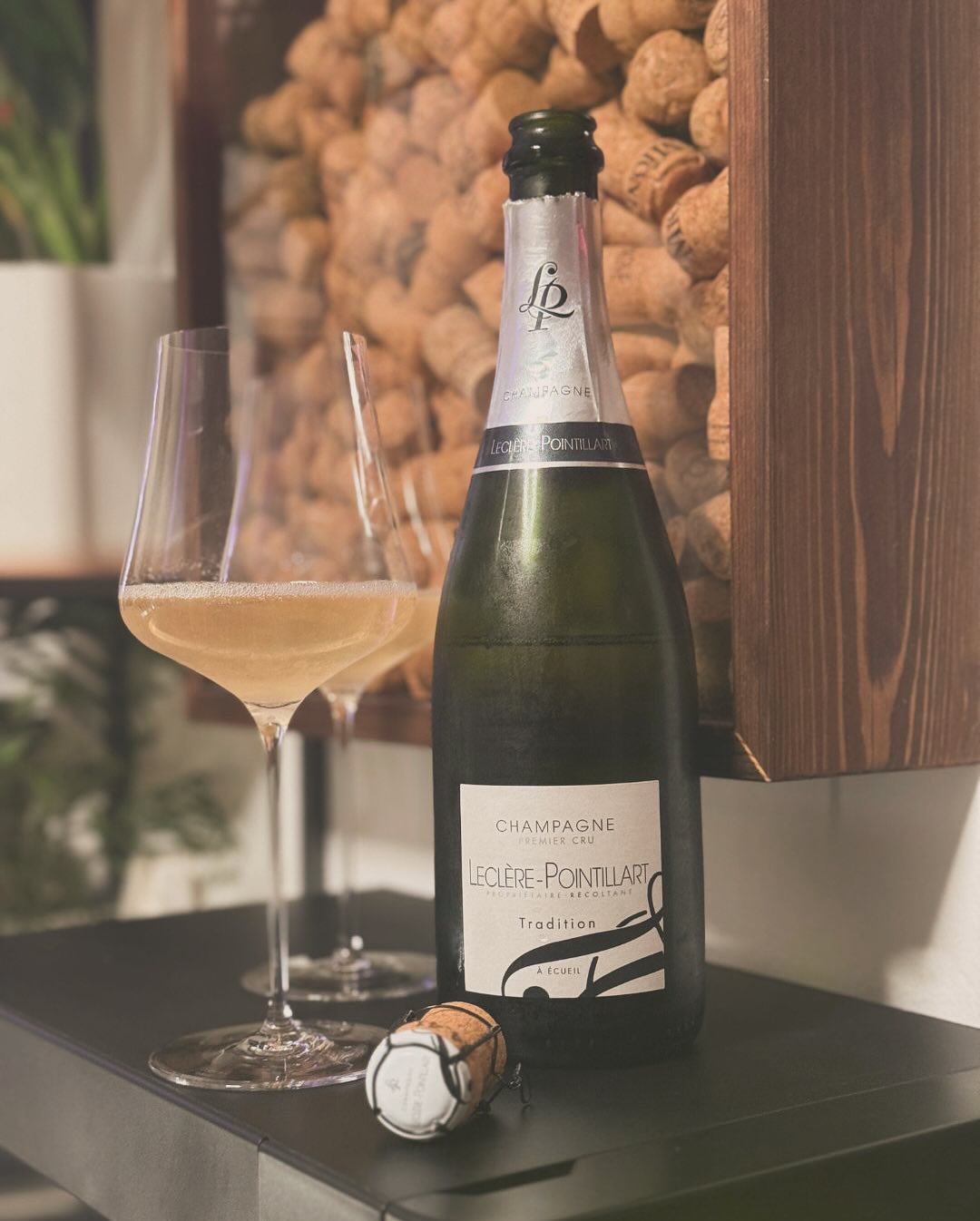 Manchmal will man einfach nur ein Glas, das funktioniert. Genau das liefert dieser 1er-Cru-Champagner aus dem Haus @champagne_leclere_pointillart : kraftvoll, solide, ehrlich un… (5)