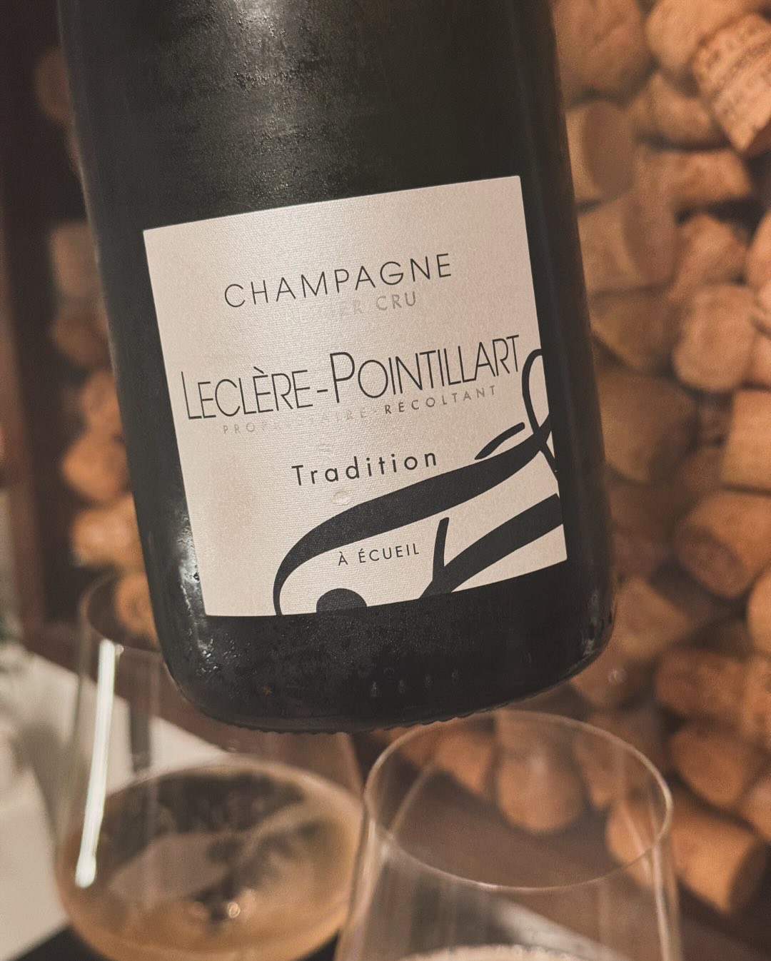 Manchmal will man einfach nur ein Glas, das funktioniert. Genau das liefert dieser 1er-Cru-Champagner aus dem Haus @champagne_leclere_pointillart : kraftvoll, solide, ehrlich un… (8)