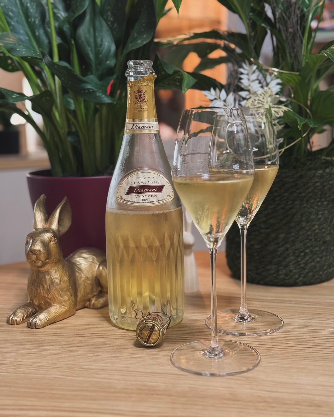 Die Facettenflasche allein ist schon Statement genug – aber geschmacklich kann der Diamant von @champagnevranken mithalten: kraftvoll, präsent, mit Tiefe. Ein Champagner, der in… (1)