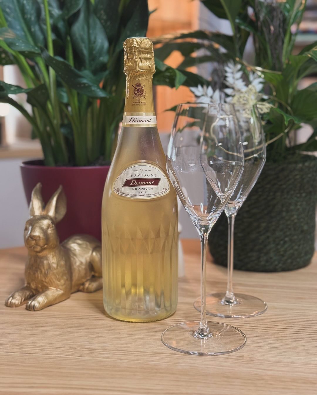 Die Facettenflasche allein ist schon Statement genug – aber geschmacklich kann der Diamant von @champagnevranken mithalten: kraftvoll, präsent, mit Tiefe. Ein Champagner, der in… (4)