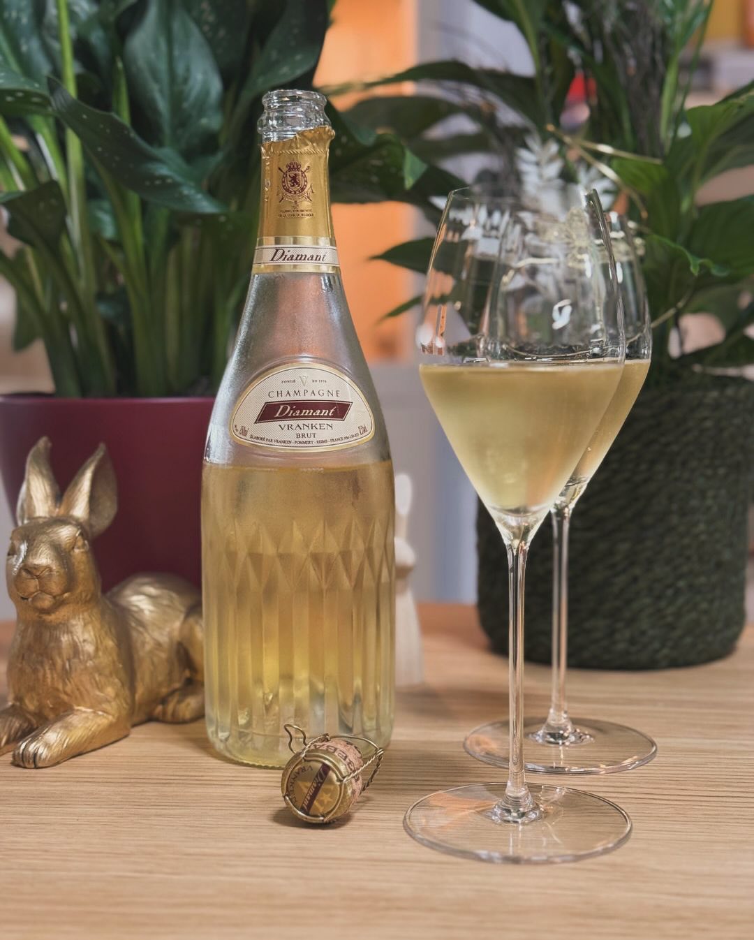 Die Facettenflasche allein ist schon Statement genug – aber geschmacklich kann der Diamant von @champagnevranken mithalten: kraftvoll, präsent, mit Tiefe. Ein Champagner, der in… (5)