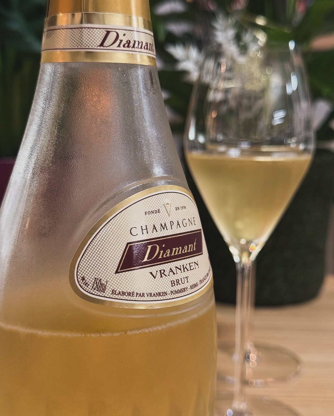 Die Facettenflasche allein ist schon Statement genug – aber geschmacklich kann der Diamant von @champagnevranken mithalten: kraftvoll, präsent, mit Tiefe. Ein Champagner, der in… (6)