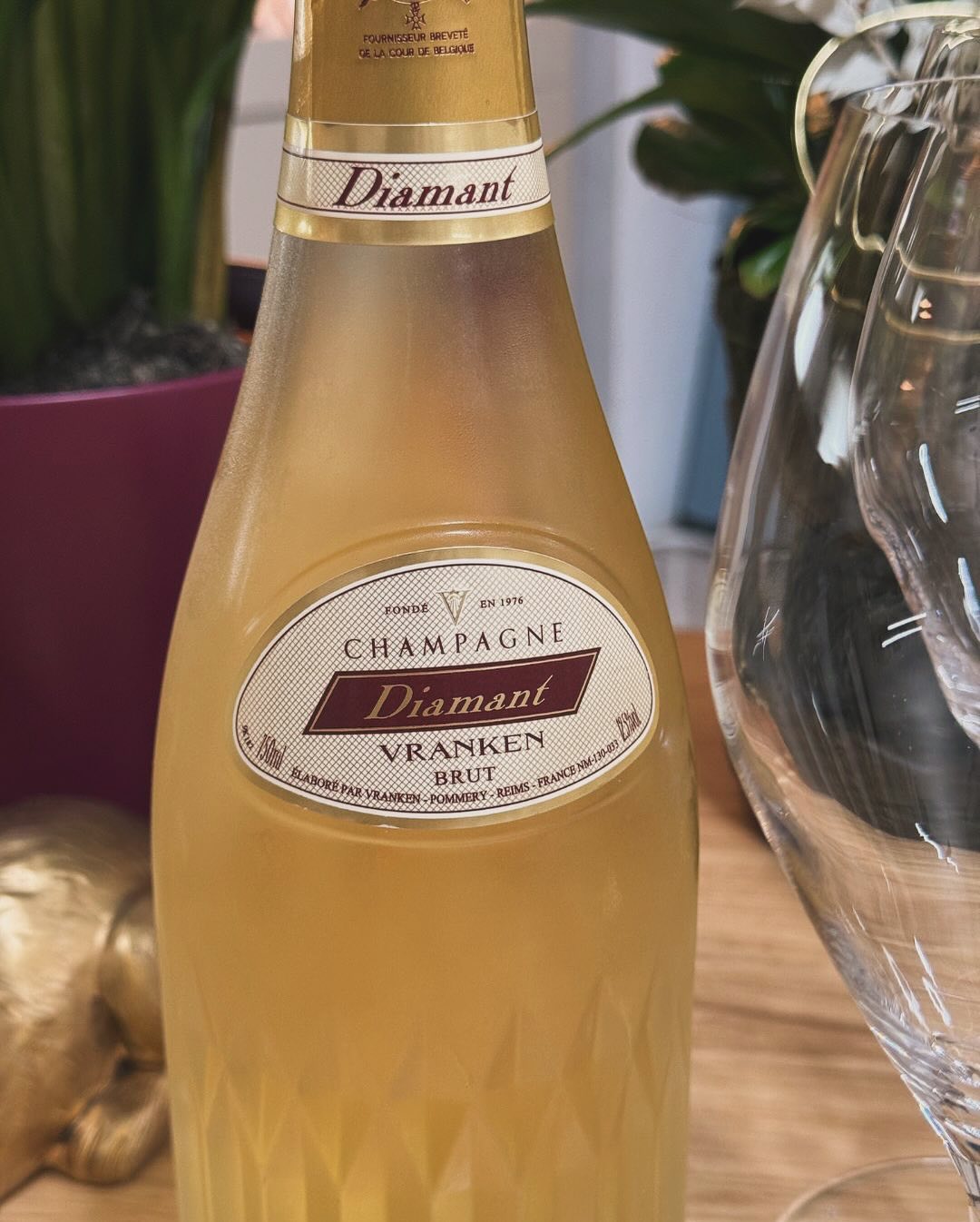 Die Facettenflasche allein ist schon Statement genug – aber geschmacklich kann der Diamant von @champagnevranken mithalten: kraftvoll, präsent, mit Tiefe. Ein Champagner, der in… (8)