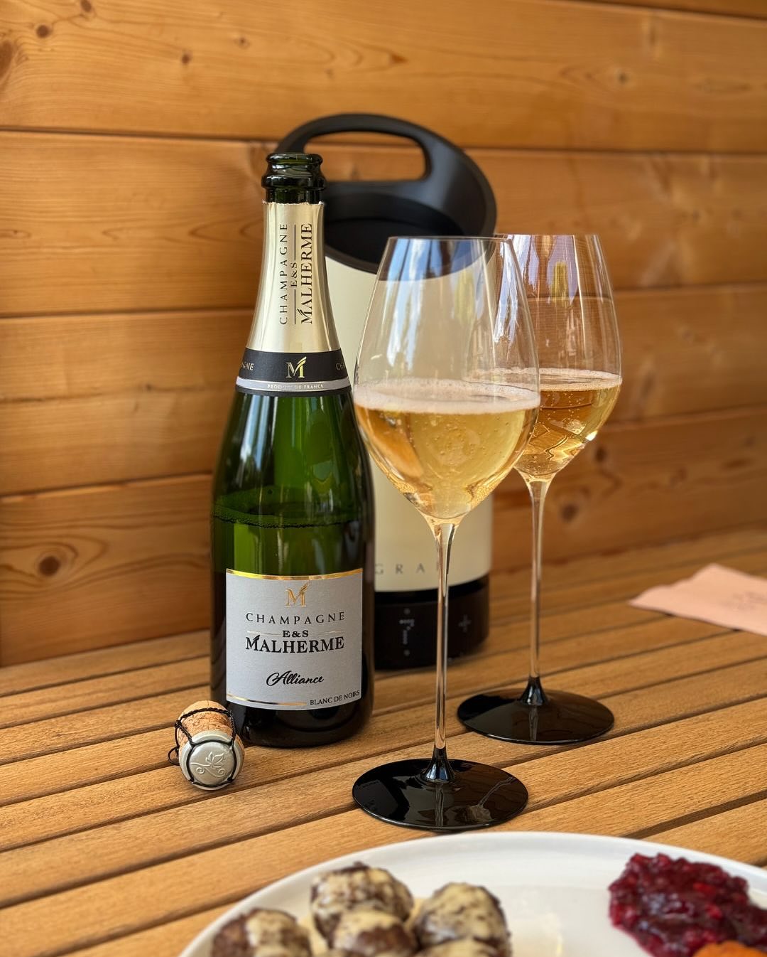 Eigentlich hatte ich gar kein Champagner zum Mittagessen geplant. Aber dann kam doch noch die Sonne raus – und der Vibe auf der Terrasse hat einfach danach geschrien. Der Duft a… (1)