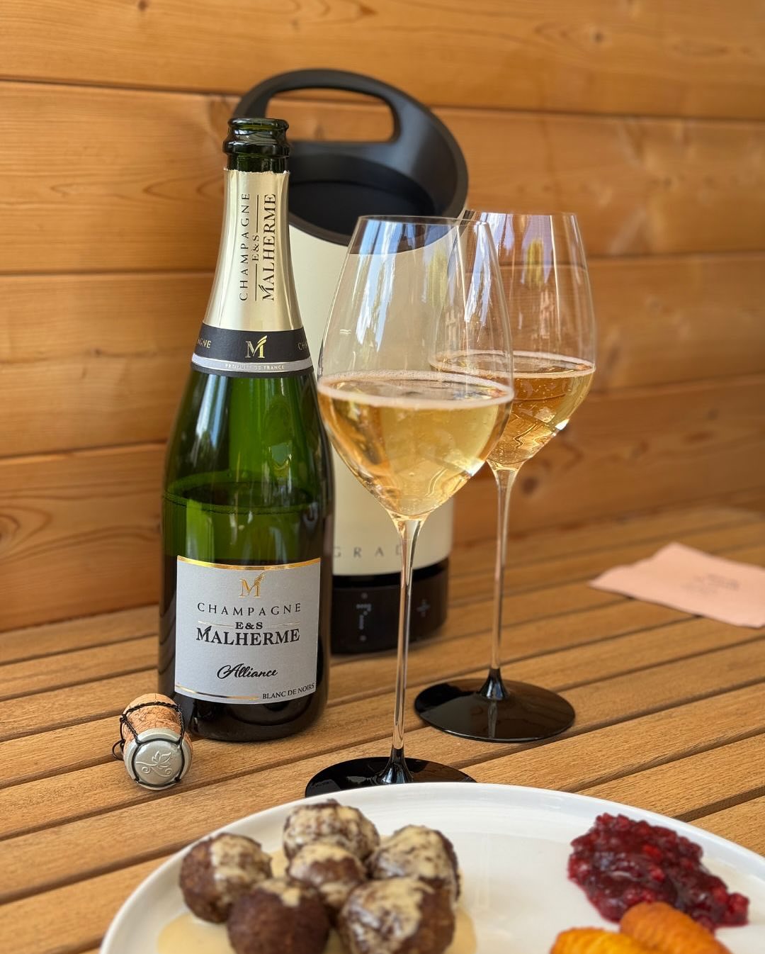 Eigentlich hatte ich gar kein Champagner zum Mittagessen geplant. Aber dann kam doch noch die Sonne raus – und der Vibe auf der Terrasse hat einfach danach geschrien. Der Duft a… (3)