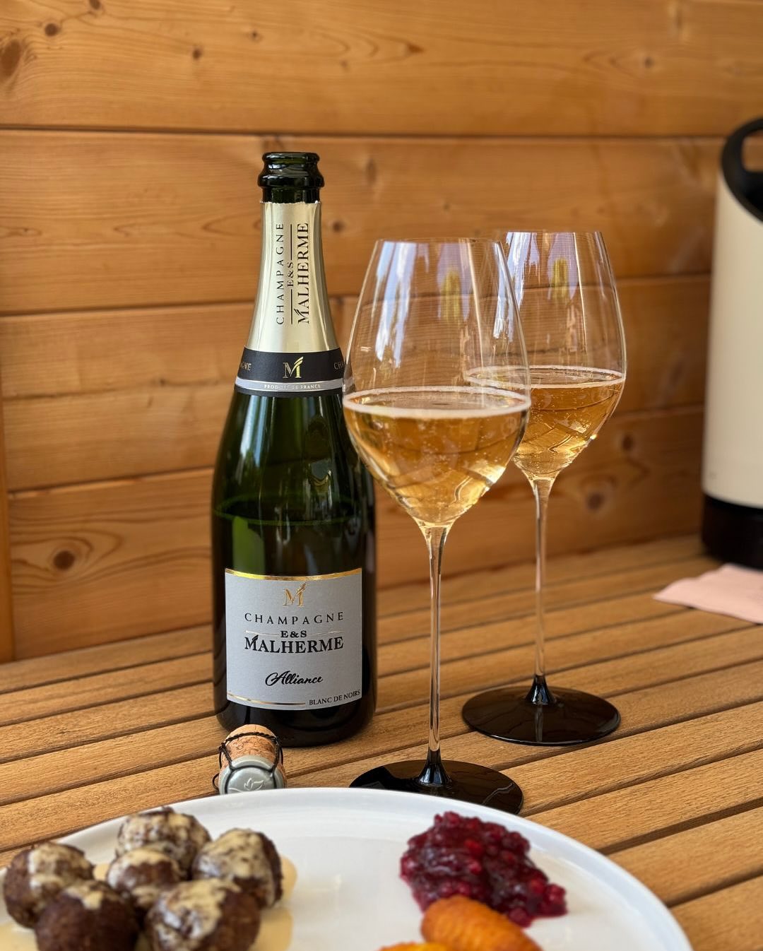 Eigentlich hatte ich gar kein Champagner zum Mittagessen geplant. Aber dann kam doch noch die Sonne raus – und der Vibe auf der Terrasse hat einfach danach geschrien. Der Duft a… (4)