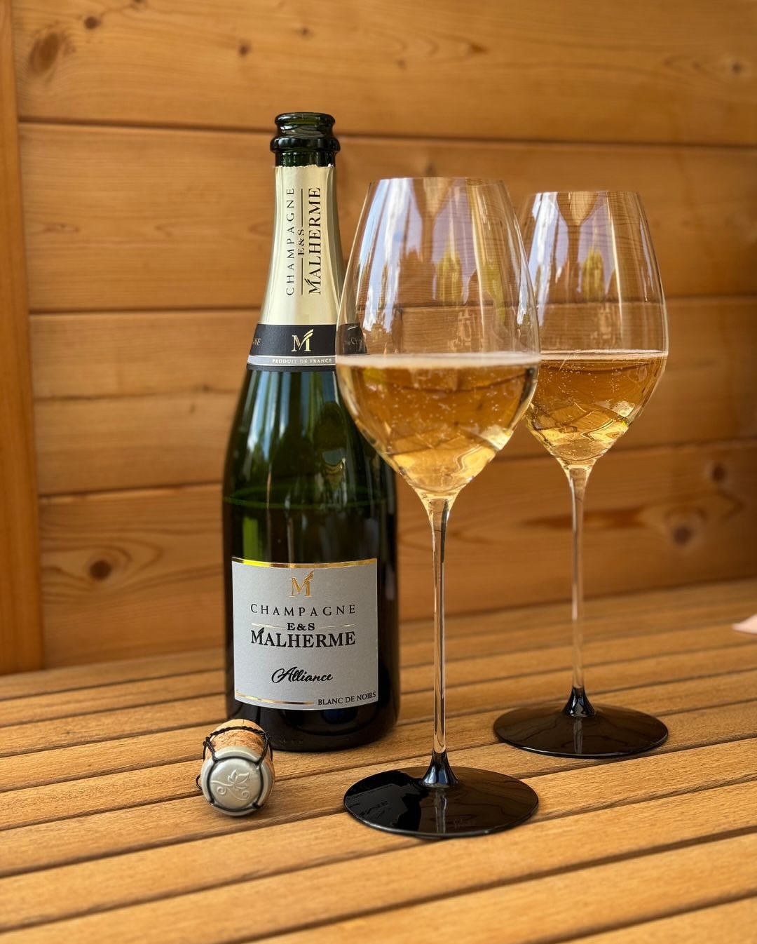 Eigentlich hatte ich gar kein Champagner zum Mittagessen geplant. Aber dann kam doch noch die Sonne raus – und der Vibe auf der Terrasse hat einfach danach geschrien. Der Duft a… (6)