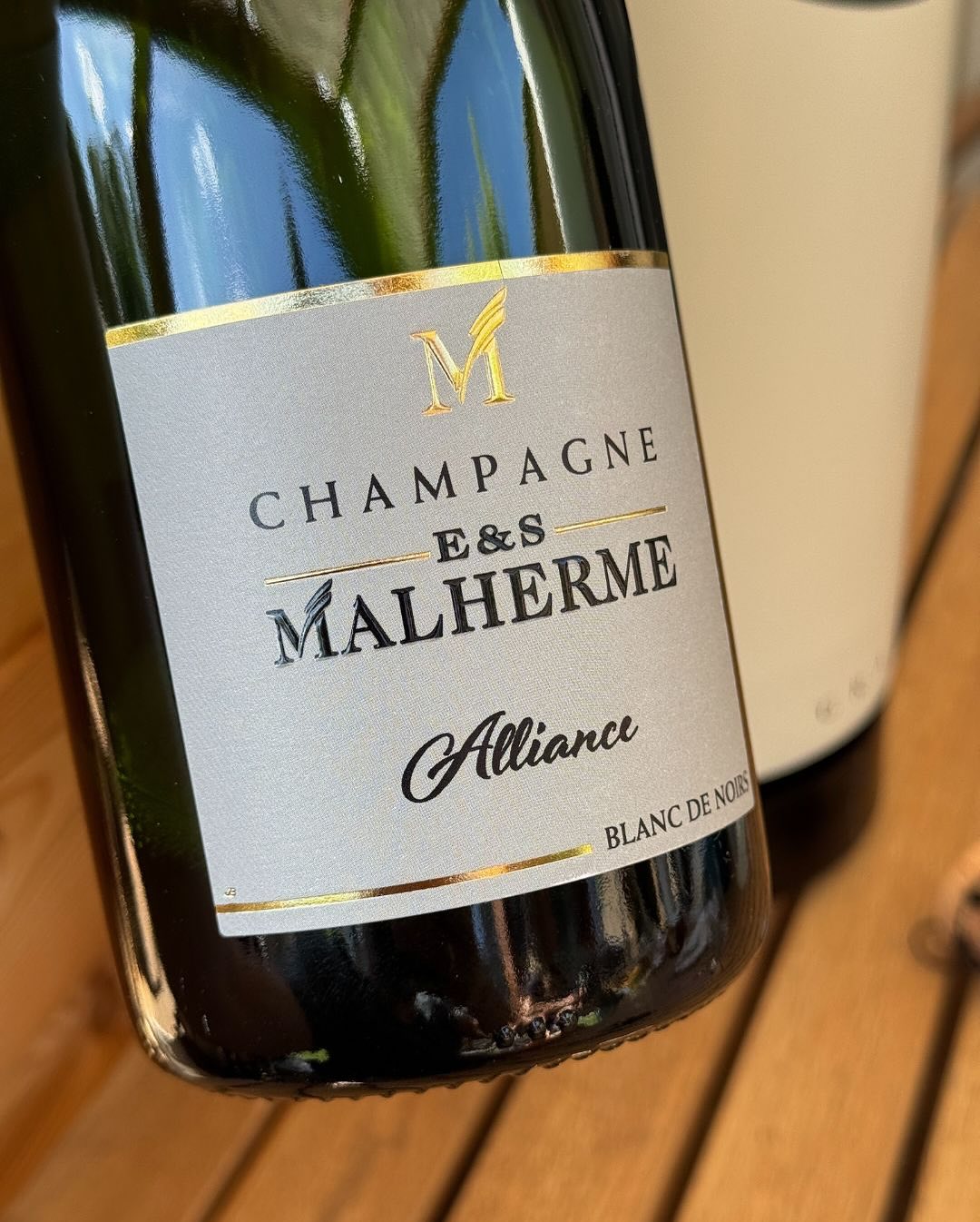 Eigentlich hatte ich gar kein Champagner zum Mittagessen geplant. Aber dann kam doch noch die Sonne raus – und der Vibe auf der Terrasse hat einfach danach geschrien. Der Duft a… (7)