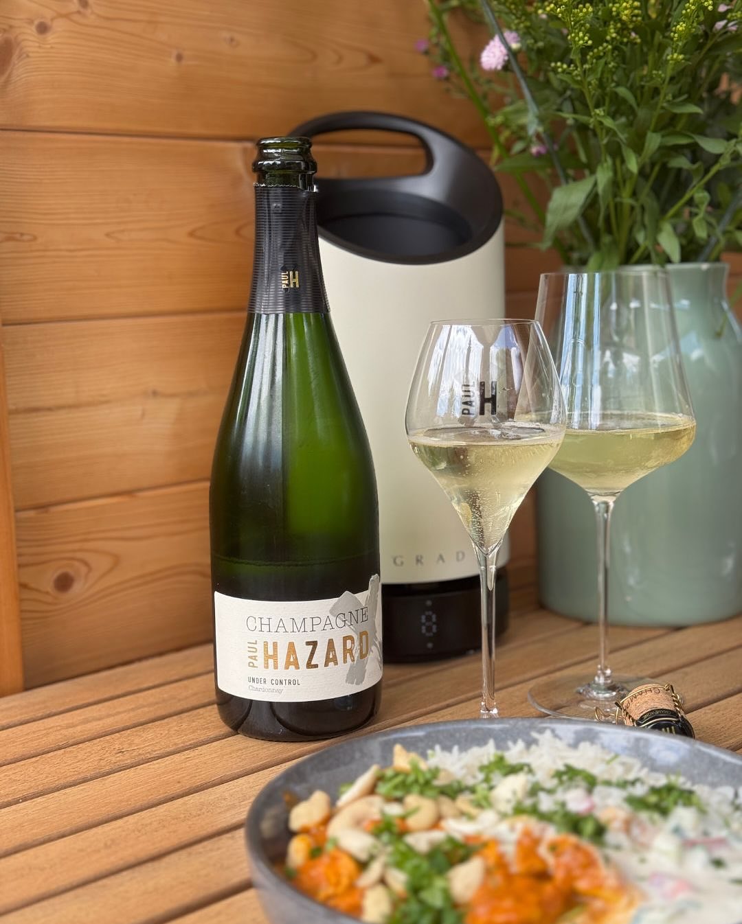 Mittagessen am Muttertag: Ein zitronig-würziges Garam Masala mit Reis und gerösteten Cashewkernen – dazu der @champagnepaulhazard – Cuvée „Under Control“. Die Kombi funktioniert… (1)