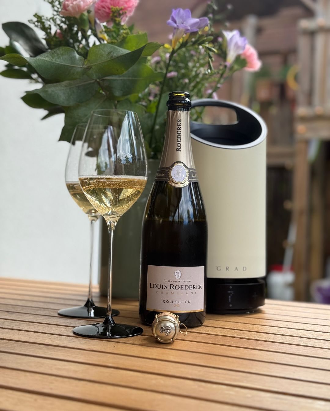 Am späten Sonntagvormittag eine Flasche @louisroederer_ – Collection 245 geöffnet – draußen in der Sonne, ganz entspannt, einfach so. Getrunken aus dem @riedel_official Fatto a … (1)