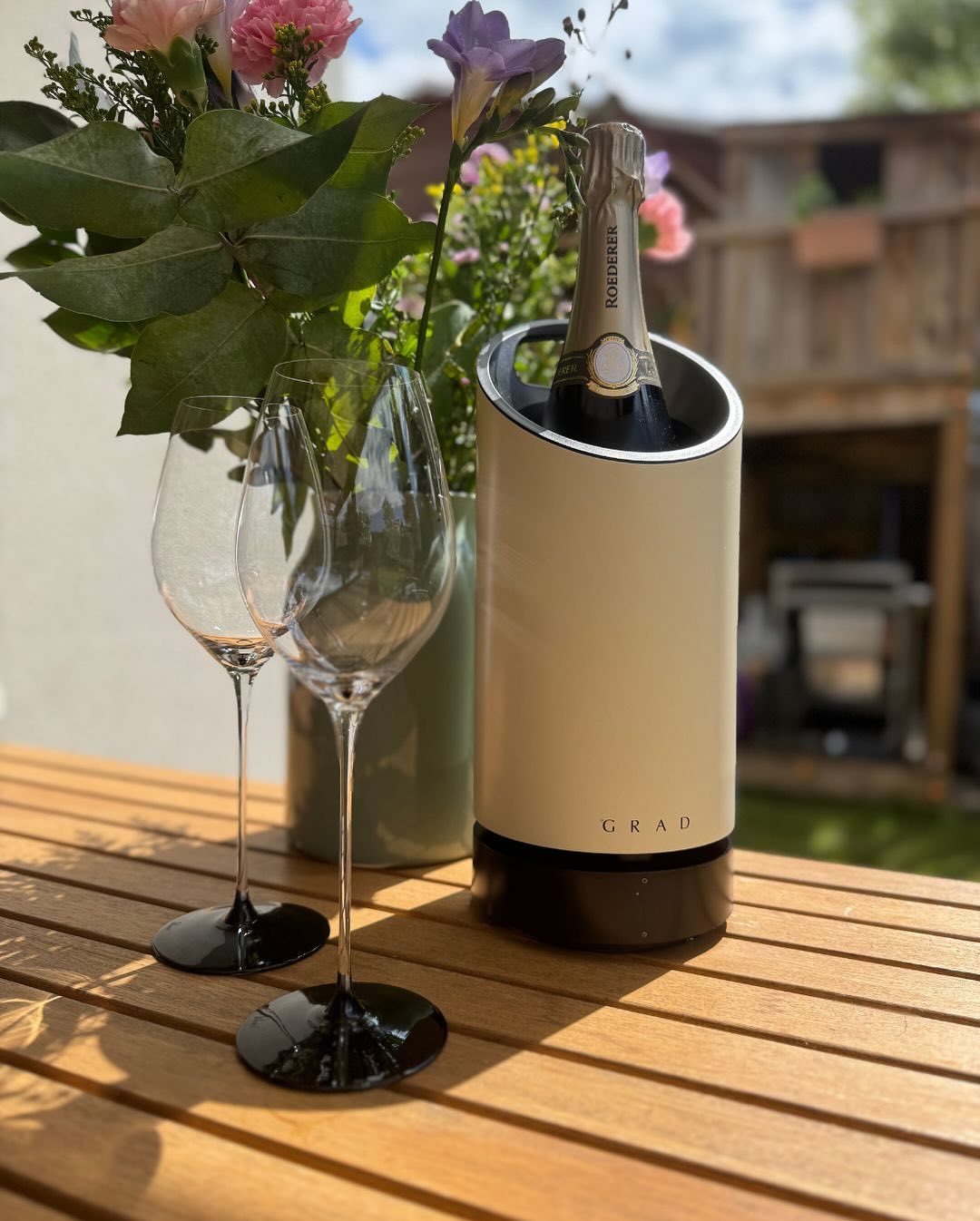Am späten Sonntagvormittag eine Flasche @louisroederer_ – Collection 245 geöffnet – draußen in der Sonne, ganz entspannt, einfach so. Getrunken aus dem @riedel_official Fatto a … (4)