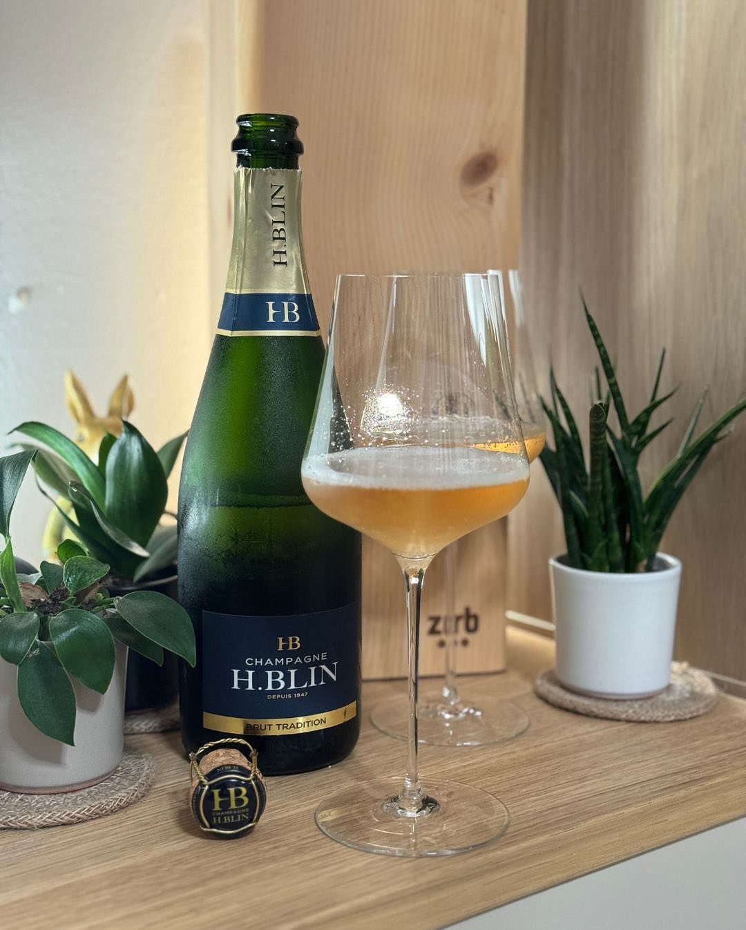 Unaufgeregt, aber voller Charakter – der @champagne_hblin – Tradition Brut hat mich an einem ruhigen Abend wirklich überrascht. Kein großes Tasting, keine Notizen. Nur ein Glas … (1)