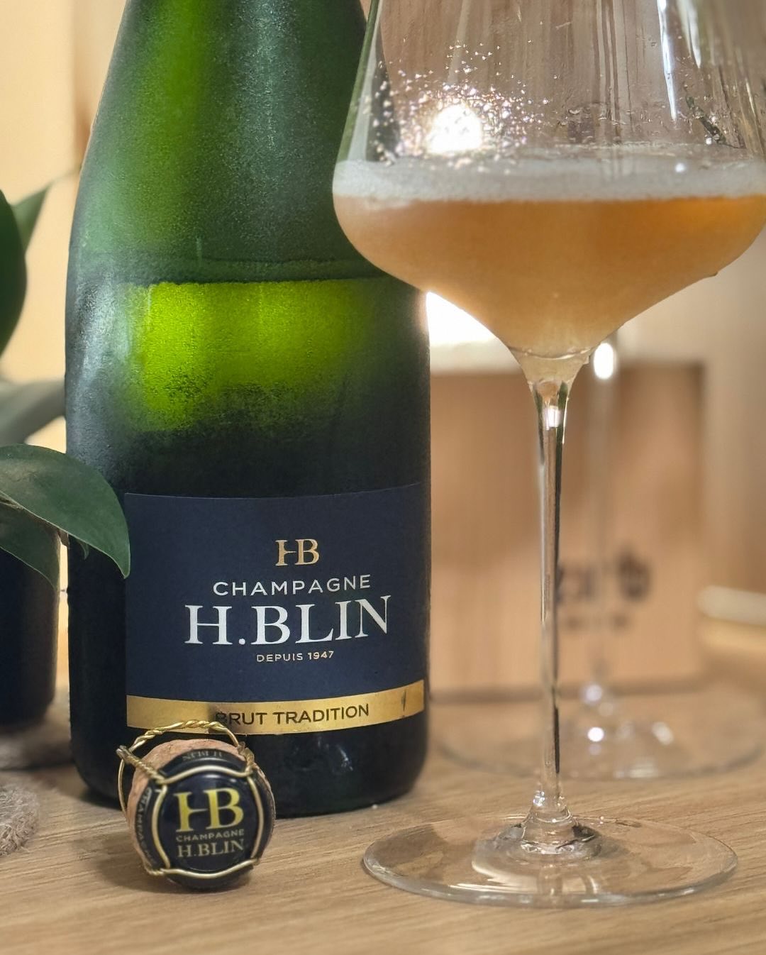 Unaufgeregt, aber voller Charakter – der @champagne_hblin – Tradition Brut hat mich an einem ruhigen Abend wirklich überrascht. Kein großes Tasting, keine Notizen. Nur ein Glas … (4)