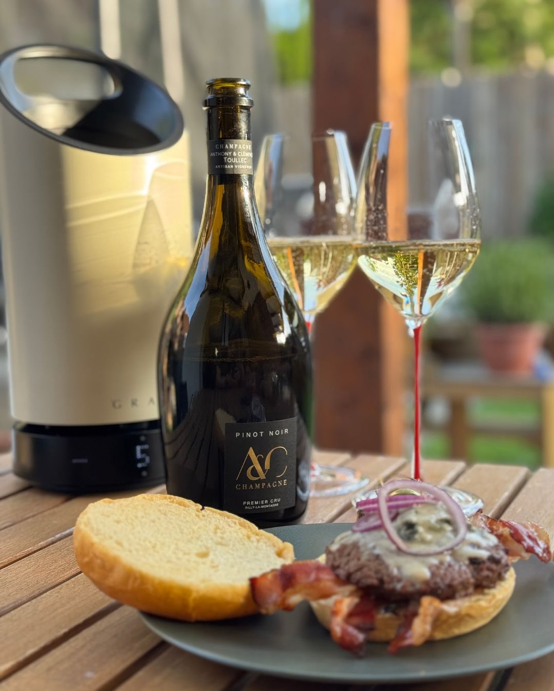 Heute spontan einen Burger gebaut – mit allem, was dazugehört: saftiges Rind, knuspriger Bacon, kräftiger Gorgonzola, dazu ein weiches Brioche-Brötchen. Im Glas: @champagneaetct… (1)