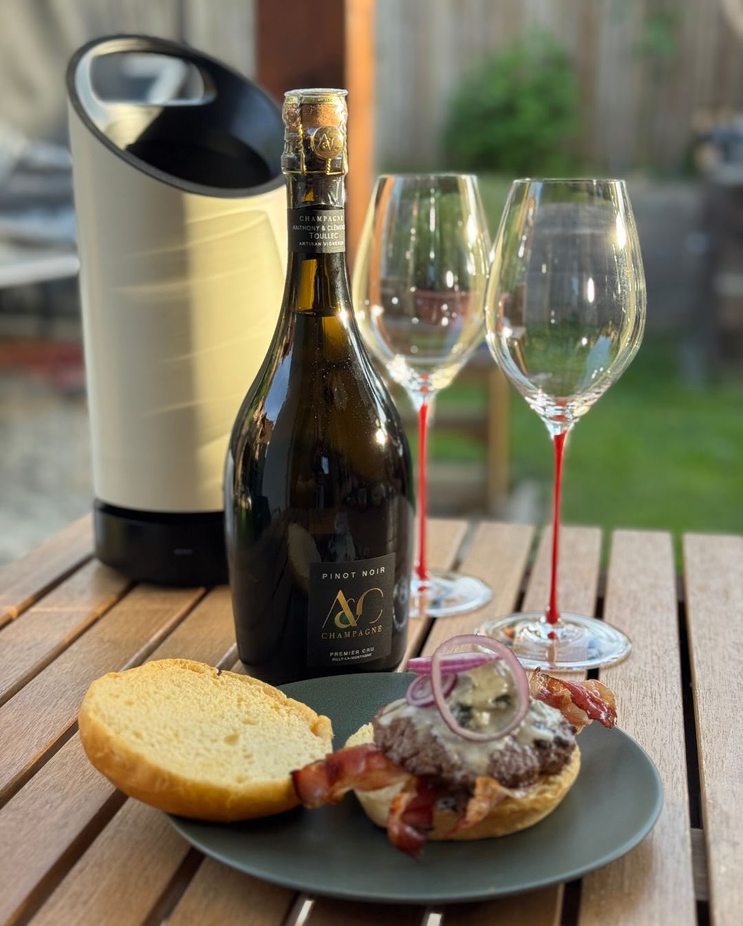 Heute spontan einen Burger gebaut – mit allem, was dazugehört: saftiges Rind, knuspriger Bacon, kräftiger Gorgonzola, dazu ein weiches Brioche-Brötchen. Im Glas: @champagneaetct… (3)