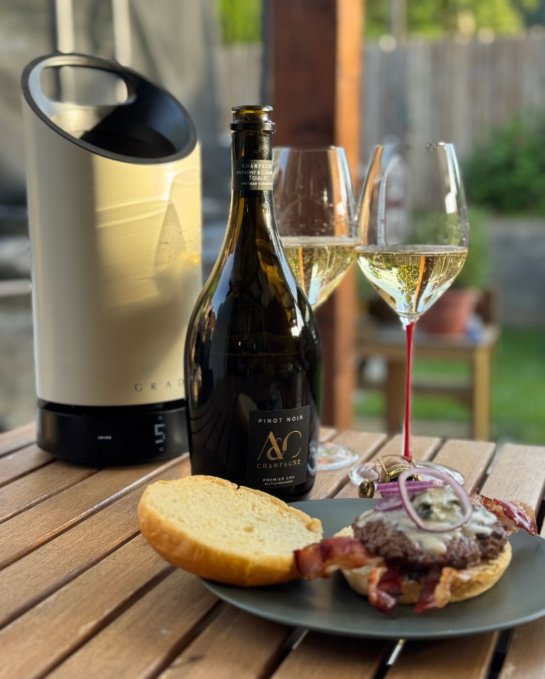 Heute spontan einen Burger gebaut – mit allem, was dazugehört: saftiges Rind, knuspriger Bacon, kräftiger Gorgonzola, dazu ein weiches Brioche-Brötchen. Im Glas: @champagneaetct… (5)
