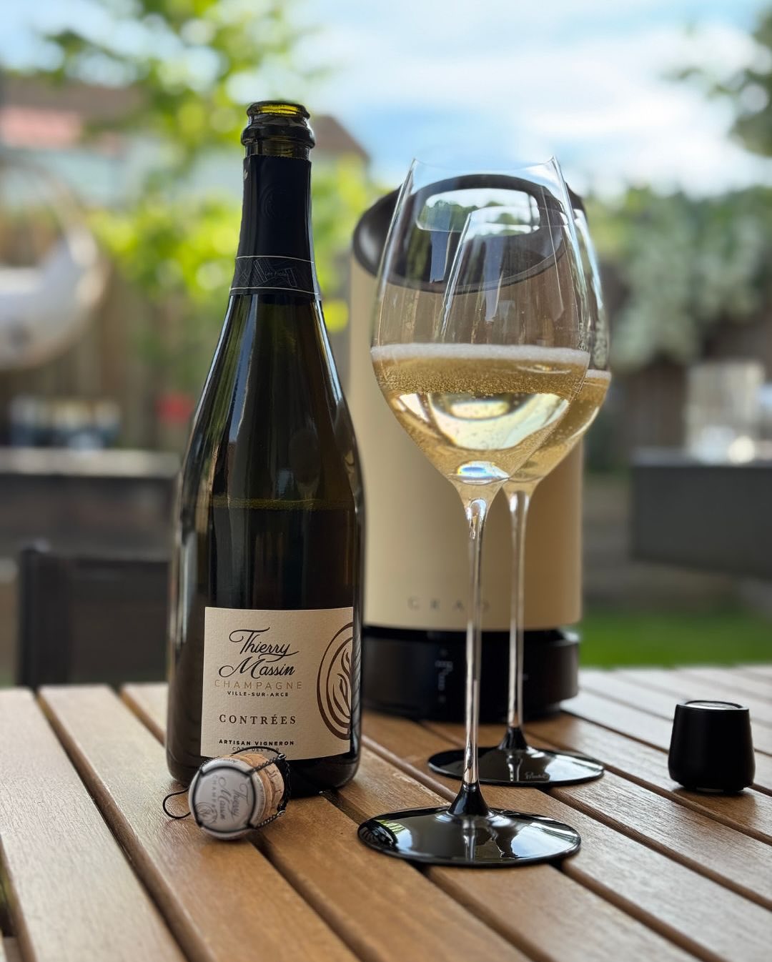 Ein ruhiger Samstagnachmittag, ein Platz im Garten, ein Glas Pinot. Heute geöffnet: @champagne_thierry_massin – Contrées – Blanc de Noirs – Brut. Ein Champagner, der hält, was d… (1)