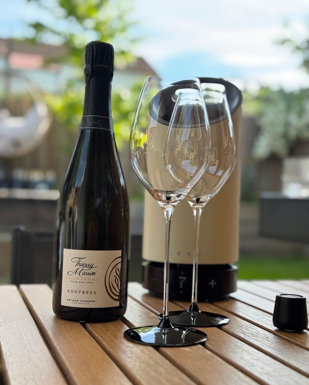 Ein ruhiger Samstagnachmittag, ein Platz im Garten, ein Glas Pinot. Heute geöffnet: @champagne_thierry_massin – Contrées – Blanc de Noirs – Brut. Ein Champagner, der hält, was d… (3)