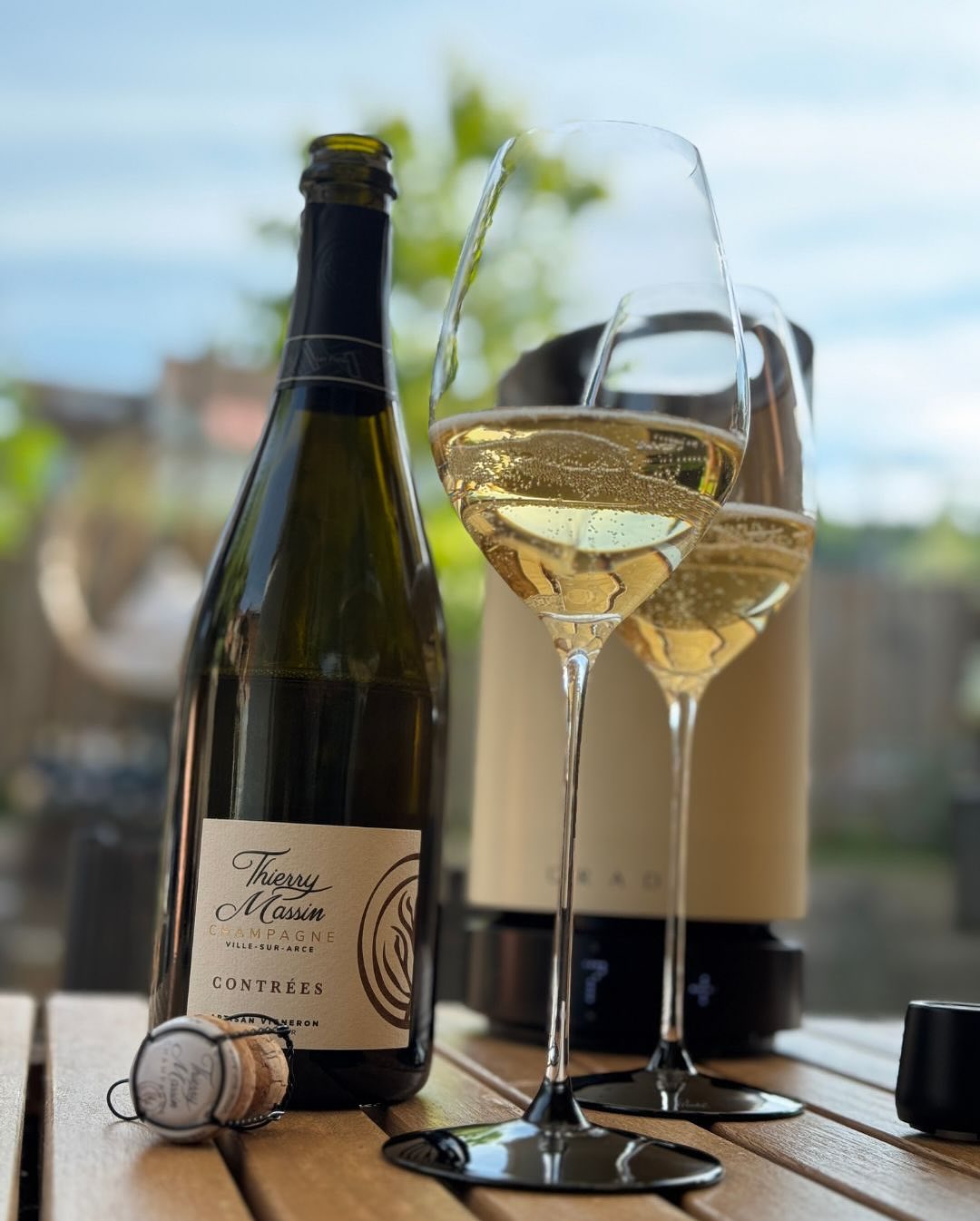 Ein ruhiger Samstagnachmittag, ein Platz im Garten, ein Glas Pinot. Heute geöffnet: @champagne_thierry_massin – Contrées – Blanc de Noirs – Brut. Ein Champagner, der hält, was d… (5)
