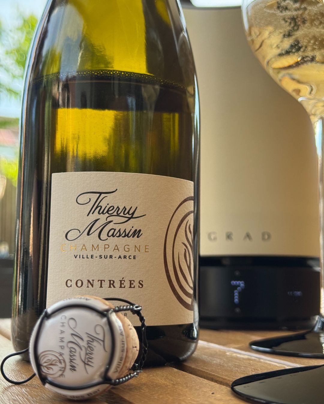 Ein ruhiger Samstagnachmittag, ein Platz im Garten, ein Glas Pinot. Heute geöffnet: @champagne_thierry_massin – Contrées – Blanc de Noirs – Brut. Ein Champagner, der hält, was d… (7)
