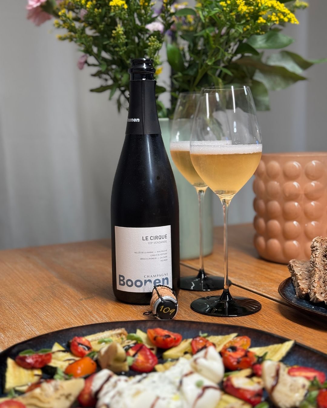 Gestern Abend – Ofentomaten mit Knoblauch und frischem Oregano aus dem Garten, gegrillte Zucchini, mariniert in Zitrone und Olivenöl. Dazu ein paar Artischockenherzen mit Oliven… (1)
