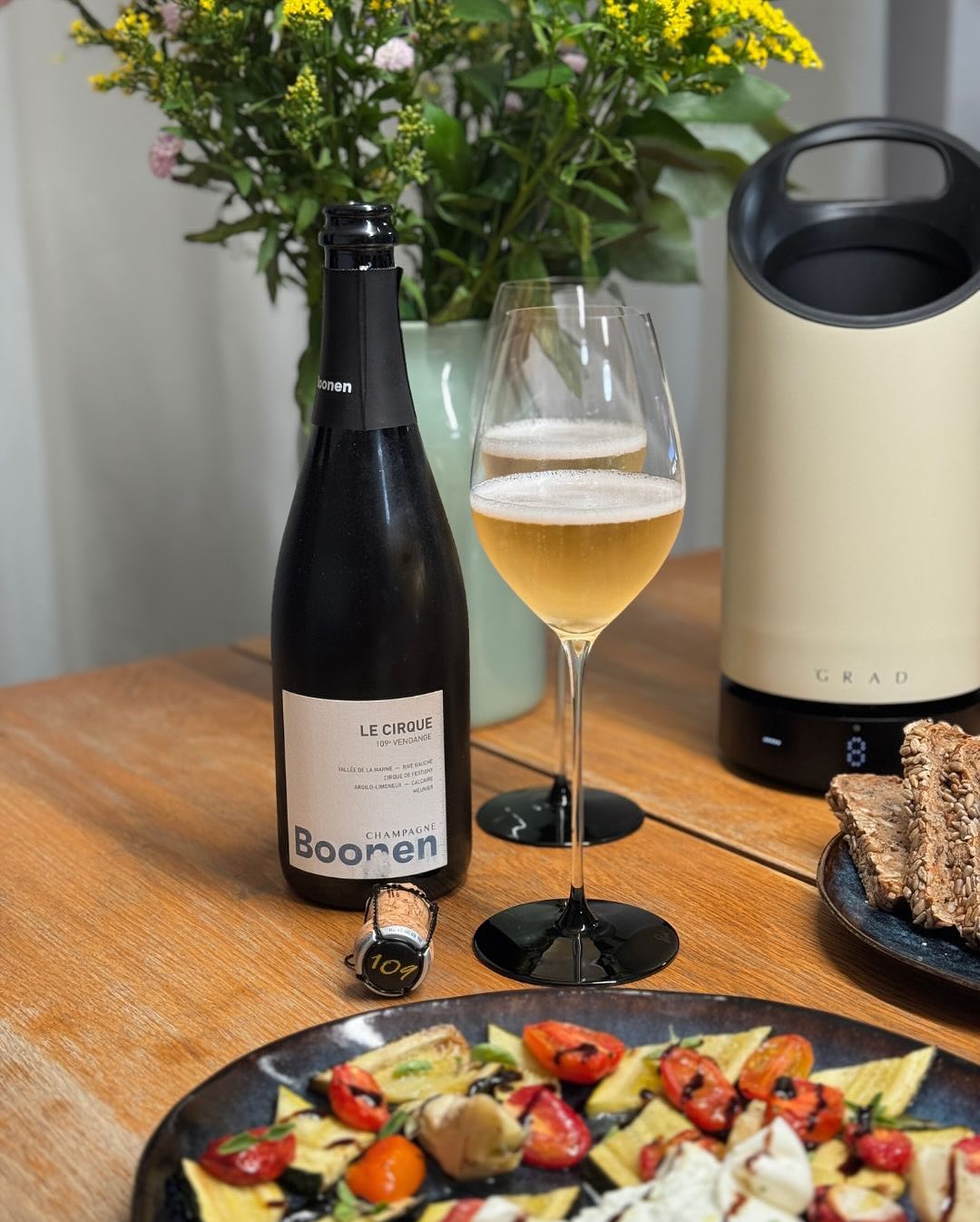 Gestern Abend – Ofentomaten mit Knoblauch und frischem Oregano aus dem Garten, gegrillte Zucchini, mariniert in Zitrone und Olivenöl. Dazu ein paar Artischockenherzen mit Oliven… (3)
