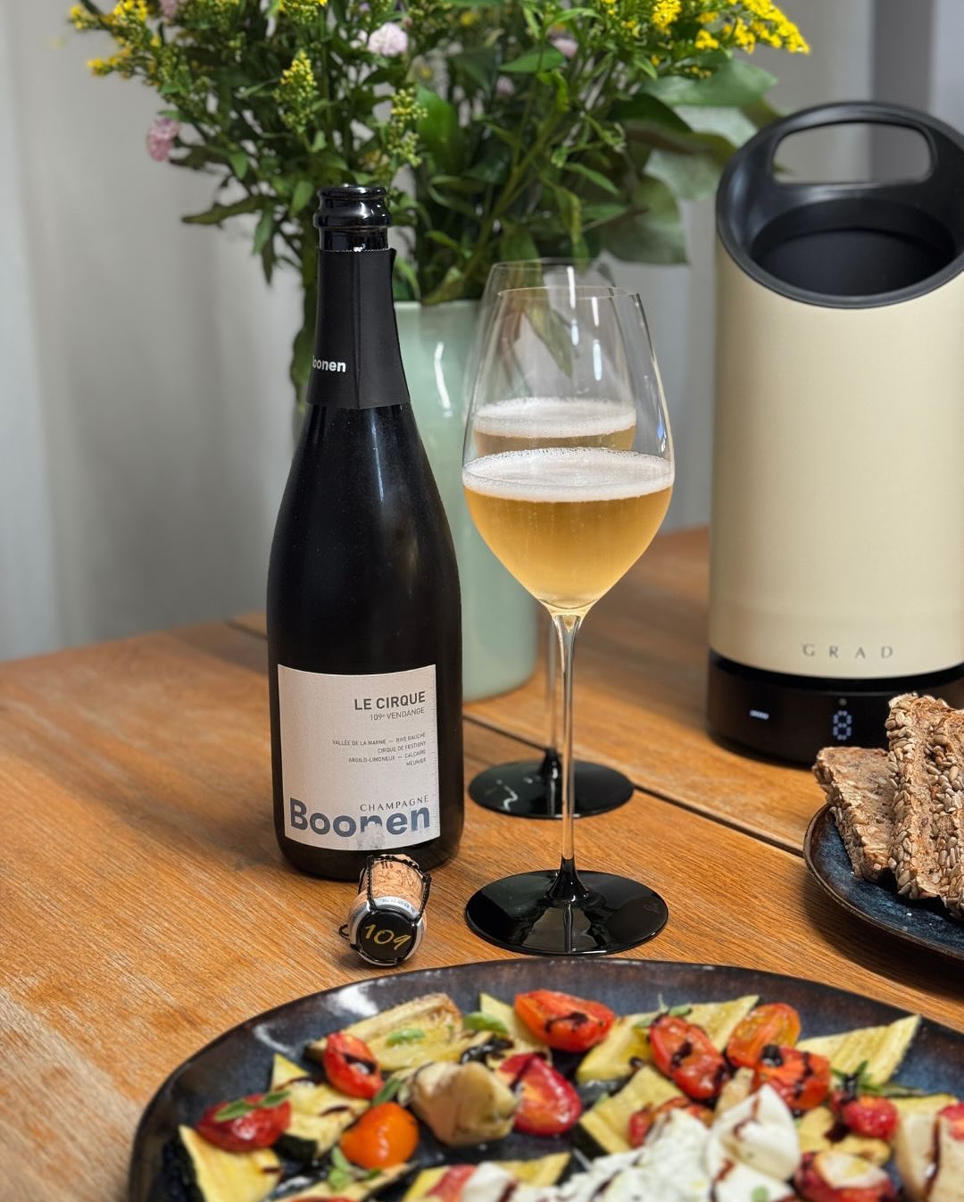 Gestern Abend – Ofentomaten mit Knoblauch und frischem Oregano aus dem Garten, gegrillte Zucchini, mariniert in Zitrone und Olivenöl. Dazu ein paar Artischockenherzen mit Oliven… (5)
