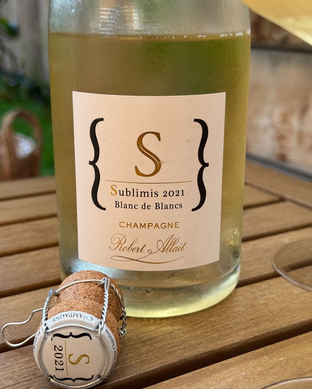 Im Alltag trinken wir viel Soda-Zitron. Und zwar richtig. Spritziges Sodawasser, frisch gepresster Zitronensaft – kein Sirup, keine Kompromisse. Das Ergebnis? Mehrere Kilo Zitro… (5)