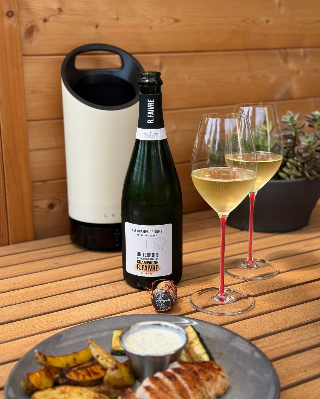 Heute wird einer dieser Tage: 16 Stunden draußen – von 6 Uhr morgens bis 22 Uhr abends. Der Pool im Dauereinsatz, alles ein bisschen verlangsamt. Ab Mittwoch geht’s auf Messe – … (1)