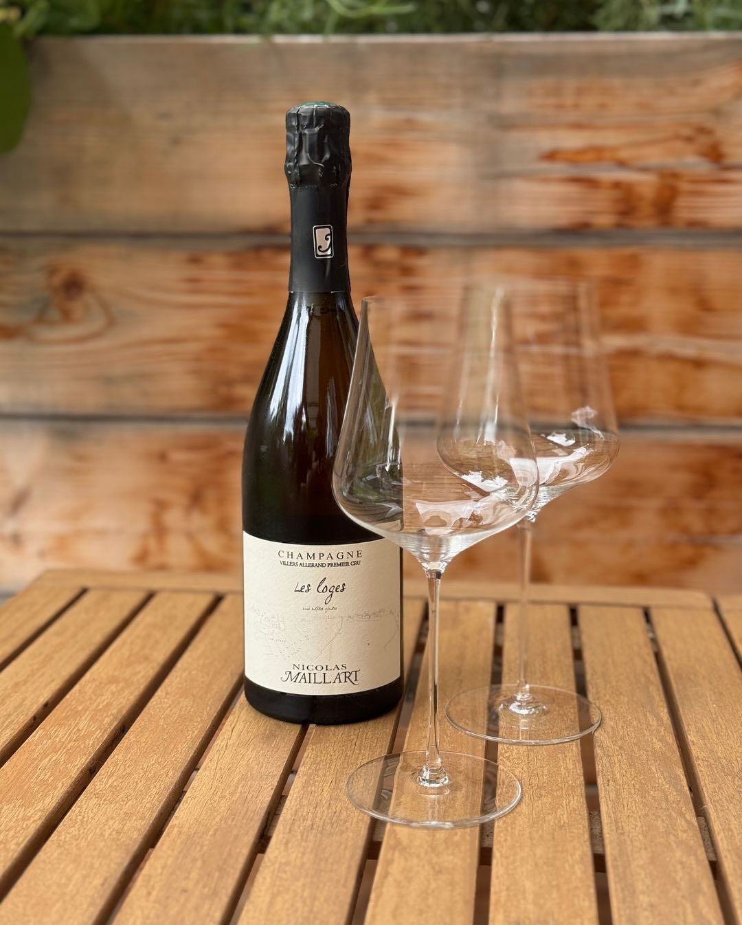 Heute war die Arbeit schneller als das Wochenende – aber wenigstens saß ich dabei in der Sonne. Laptop, @grad.dk Cooler, und im Glas: @nicolasmaillart – Les Loges – Premier Cru.… (3)