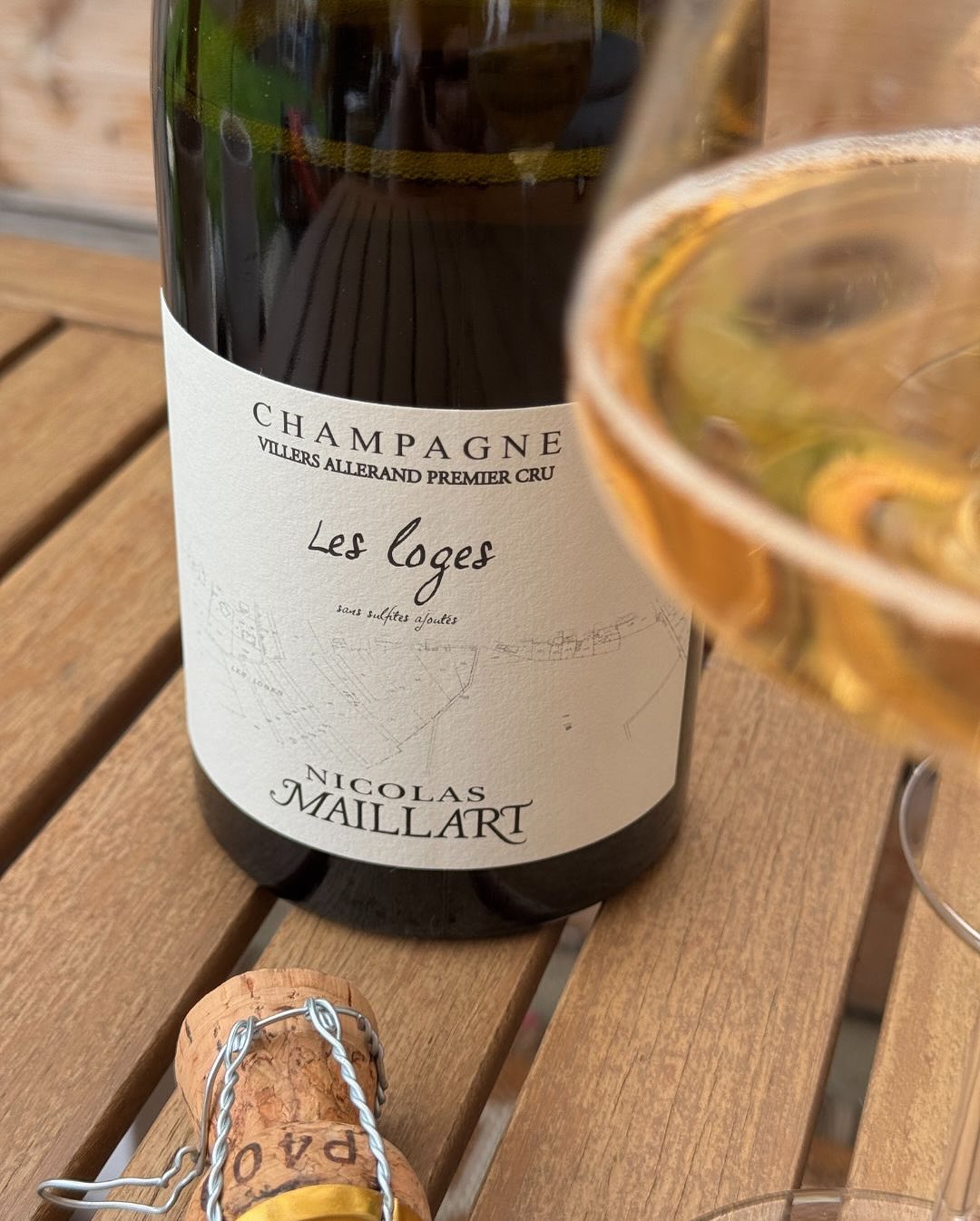 Heute war die Arbeit schneller als das Wochenende – aber wenigstens saß ich dabei in der Sonne. Laptop, @grad.dk Cooler, und im Glas: @nicolasmaillart – Les Loges – Premier Cru.… (4)