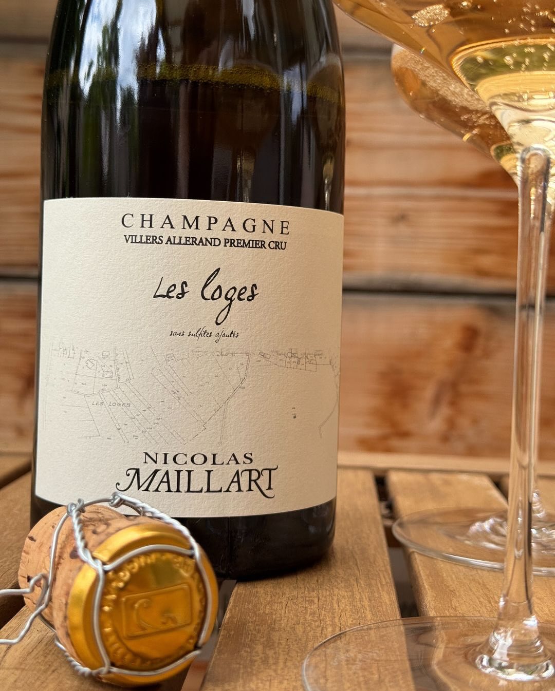 Heute war die Arbeit schneller als das Wochenende – aber wenigstens saß ich dabei in der Sonne. Laptop, @grad.dk Cooler, und im Glas: @nicolasmaillart – Les Loges – Premier Cru.… (6)