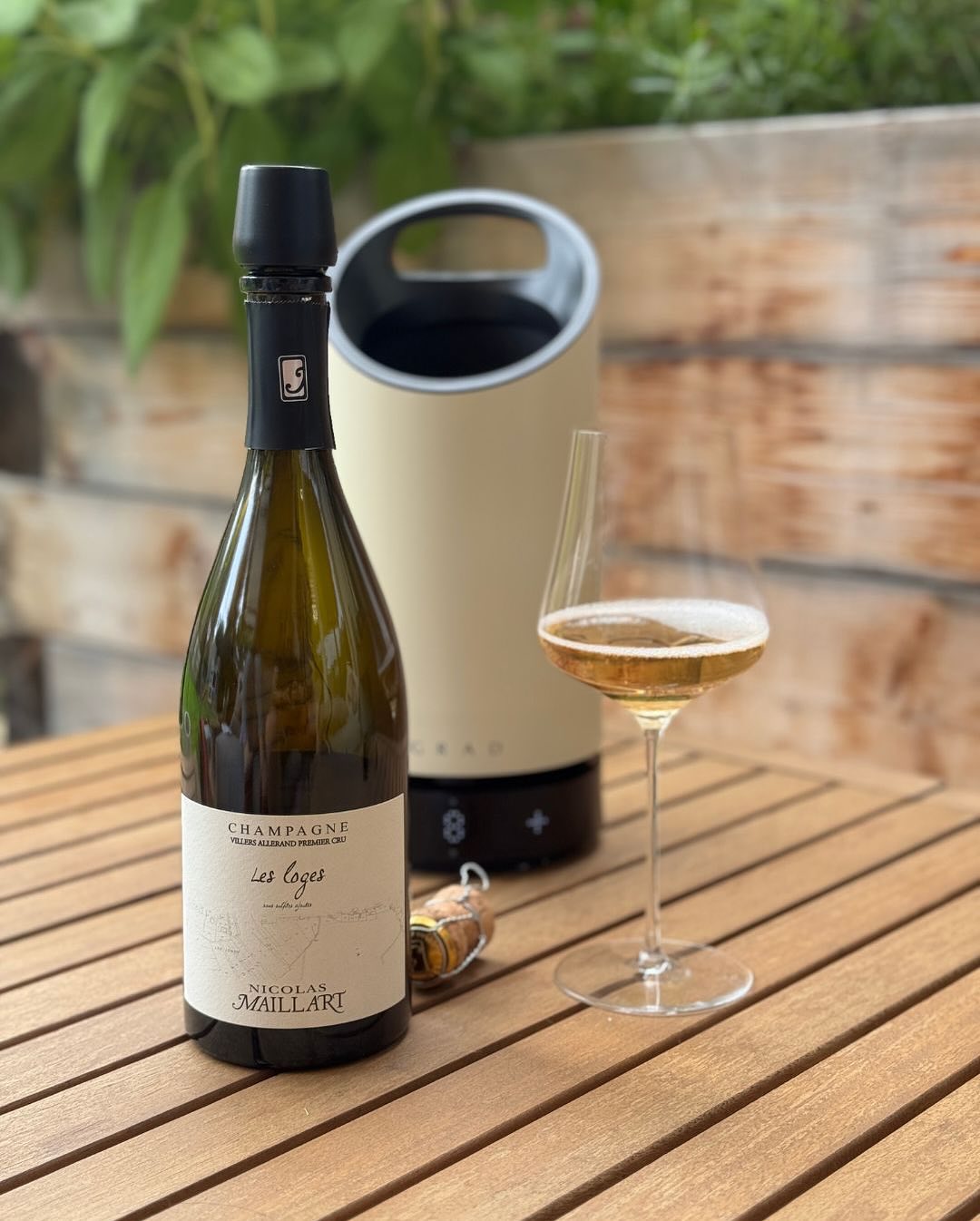 Heute war die Arbeit schneller als das Wochenende – aber wenigstens saß ich dabei in der Sonne. Laptop, @grad.dk Cooler, und im Glas: @nicolasmaillart – Les Loges – Premier Cru.… (8)