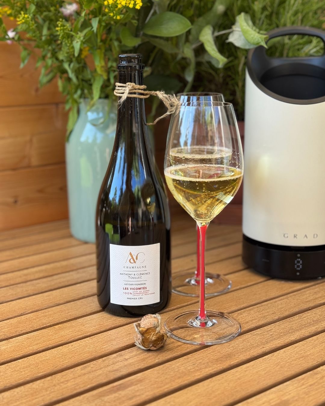 Wer sagt eigentlich, dass Champagner öffnen immer elegant aussieht? Die Flasche Les Vicomtes von @champagneaetctoullec kommt mit einer Ficelage aus robuster Hanfschnur – handgeb… (1)