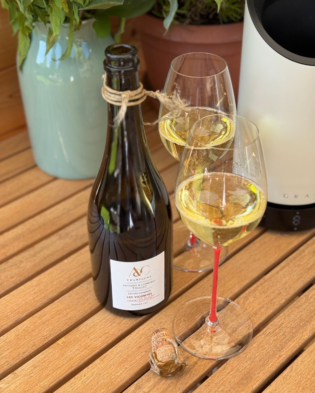 Wer sagt eigentlich, dass Champagner öffnen immer elegant aussieht? Die Flasche Les Vicomtes von @champagneaetctoullec kommt mit einer Ficelage aus robuster Hanfschnur – handgeb… (4)