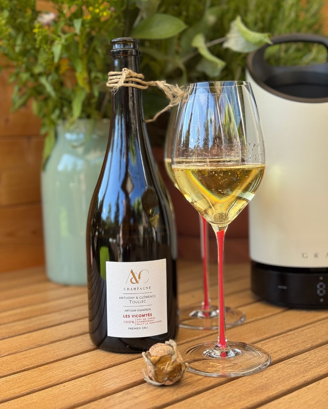 Wer sagt eigentlich, dass Champagner öffnen immer elegant aussieht? Die Flasche Les Vicomtes von @champagneaetctoullec kommt mit einer Ficelage aus robuster Hanfschnur – handgeb… (5)