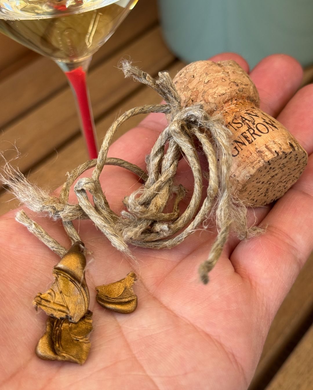 Wer sagt eigentlich, dass Champagner öffnen immer elegant aussieht? Die Flasche Les Vicomtes von @champagneaetctoullec kommt mit einer Ficelage aus robuster Hanfschnur – handgeb… (7)
