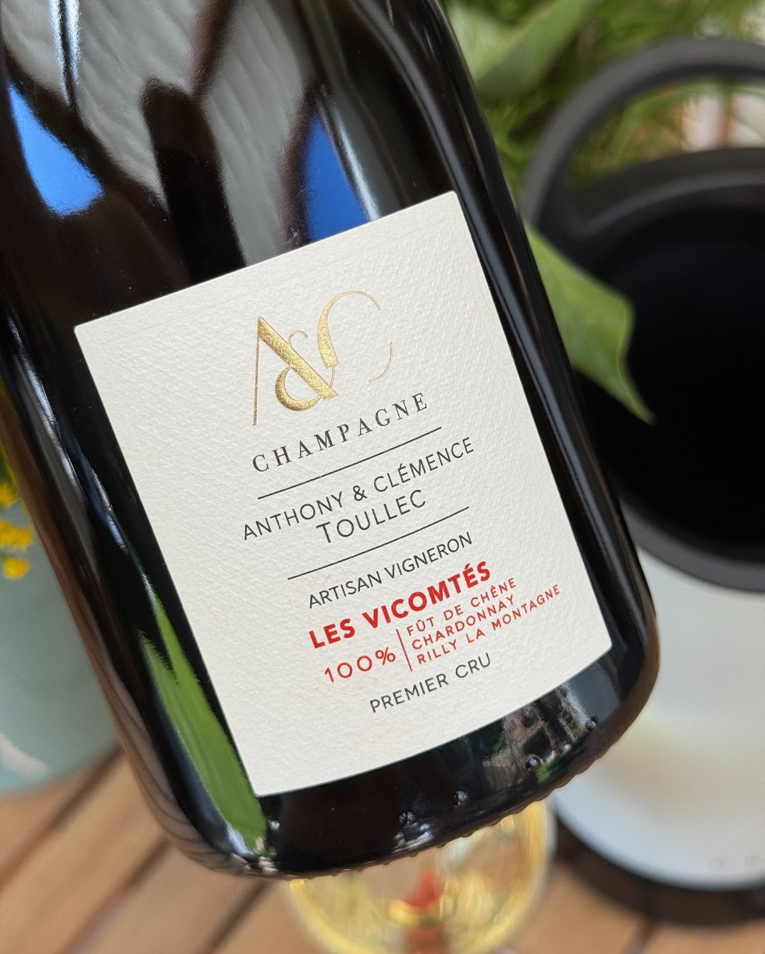 Wer sagt eigentlich, dass Champagner öffnen immer elegant aussieht? Die Flasche Les Vicomtes von @champagneaetctoullec kommt mit einer Ficelage aus robuster Hanfschnur – handgeb… (8)