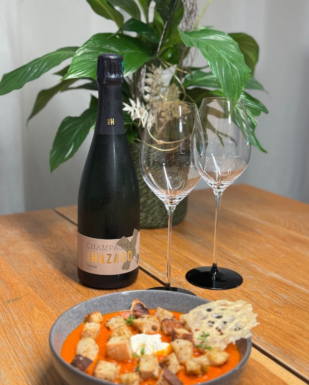 Gestern Abend gab’s eine frisch gekochte Tomatensuppe – aromatisch, mit einer leichten Schärfe. Dazu Croutons aus frischem Baguette, geschwenkt in selbst angesetztem Chili-Öl mi… (3)