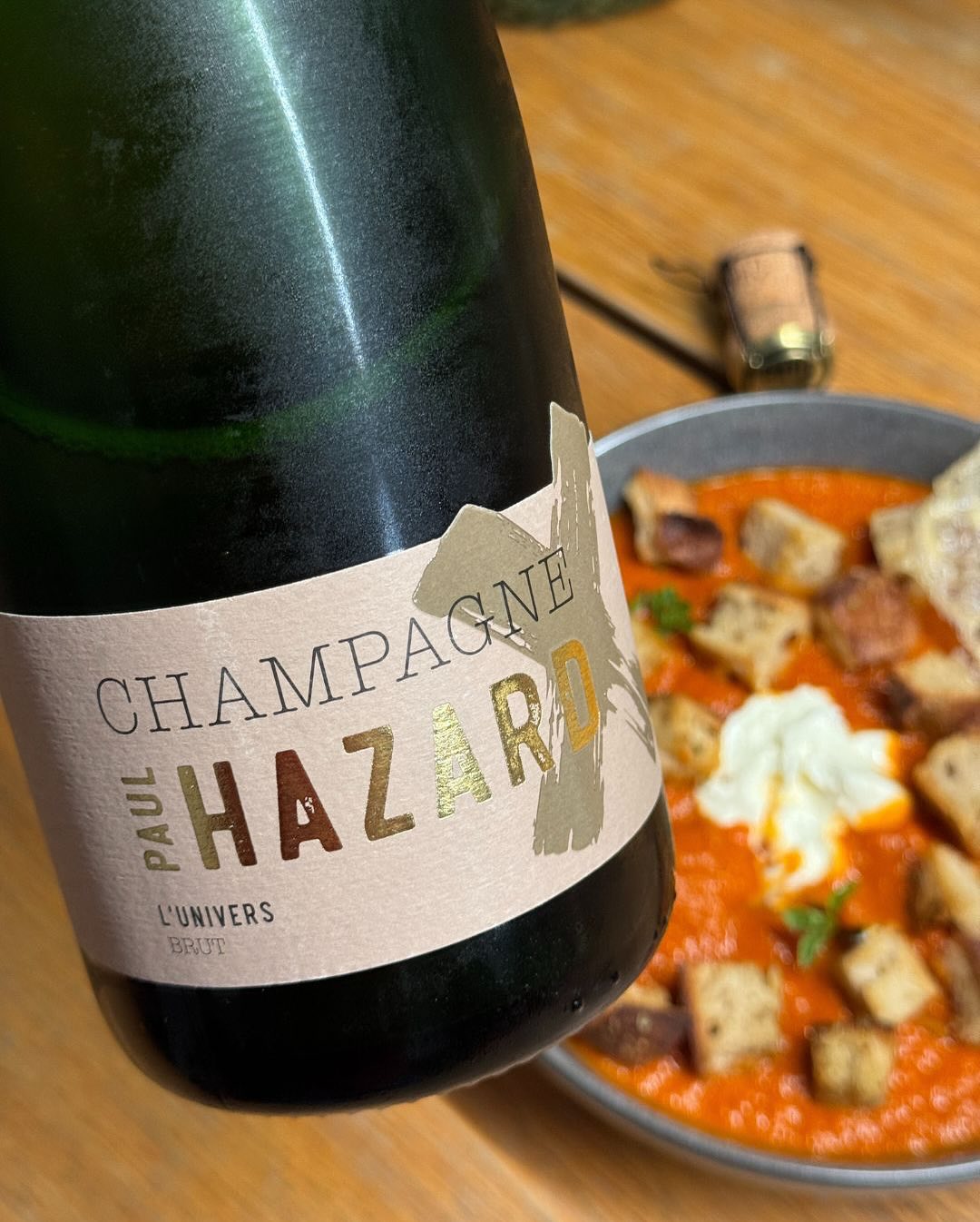 Gestern Abend gab’s eine frisch gekochte Tomatensuppe – aromatisch, mit einer leichten Schärfe. Dazu Croutons aus frischem Baguette, geschwenkt in selbst angesetztem Chili-Öl mi… (7)